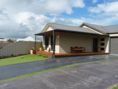 1 / 13 Deakin Court, Horsham