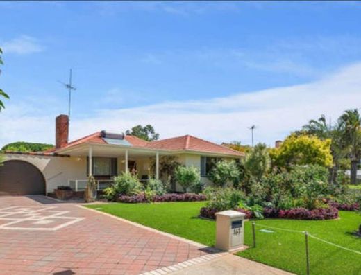 Spacious 4-Bedroom Family Home with Games Room & Workshop