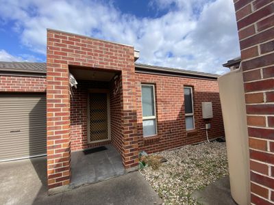 2 / 11A Moffatt Crescent, Hoppers Crossing