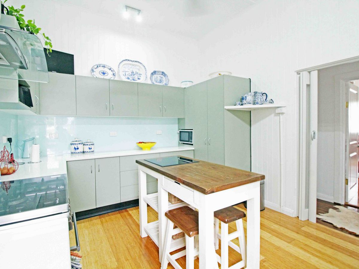 131 ROBERT STREET, Atherton