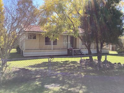 12 Deakin Crescent, Nanango