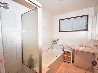 1 / 6 PELICAN COURT, Wangaratta