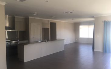 21 Peridot Avenue, Officer