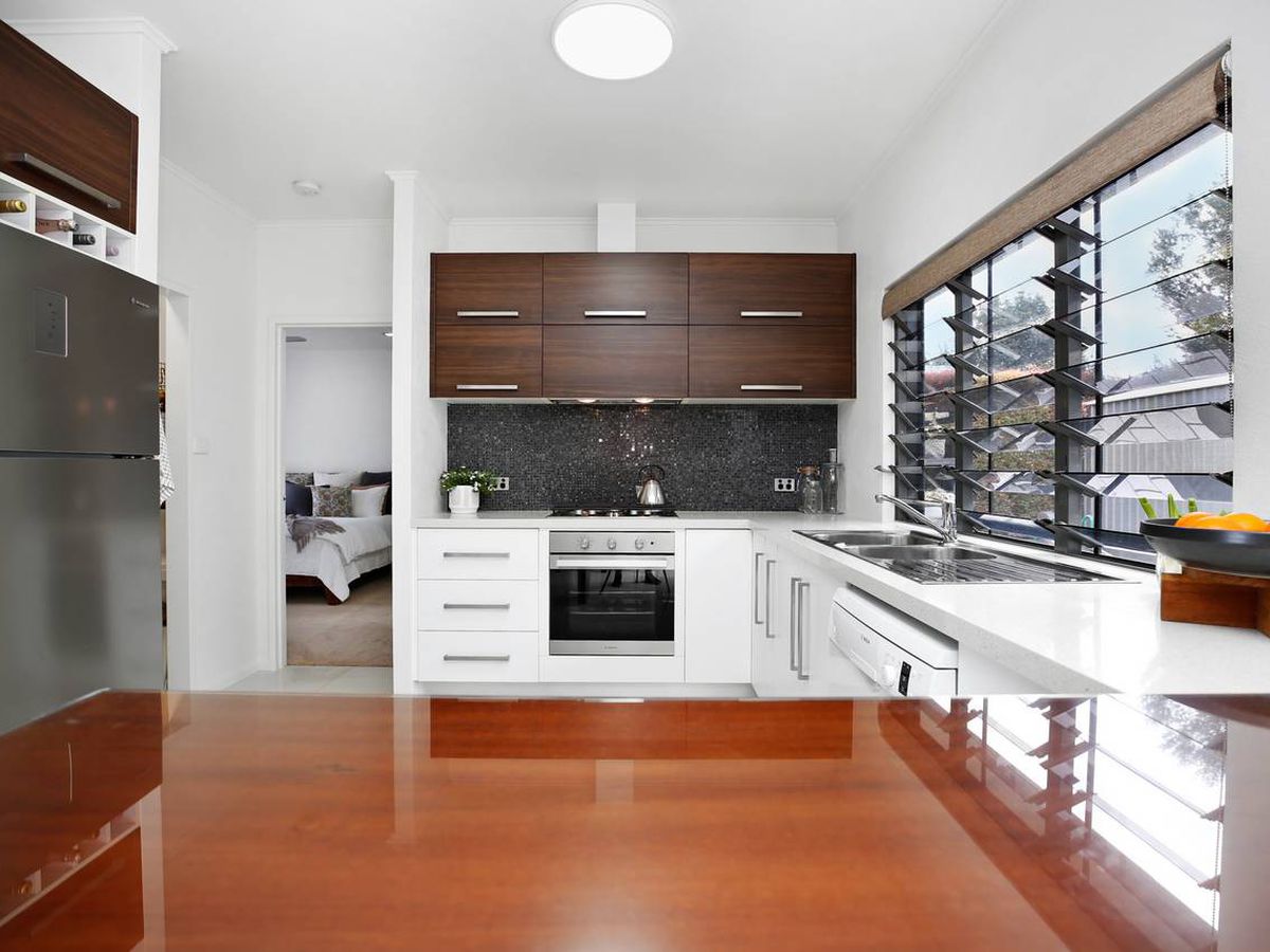 16 MITCHELL DRIVE, Atherton