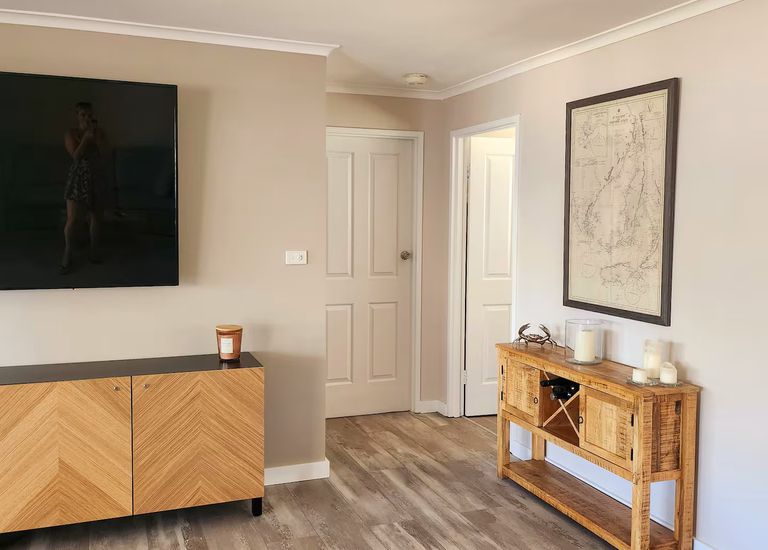 8 Hundred Line Road, The Pines