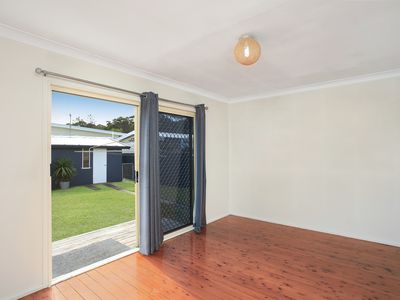 2 / 4 Banksia Avenue, Windang