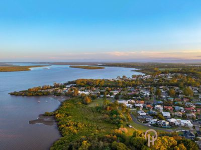 10 Talburpin Esplanade, Redland Bay