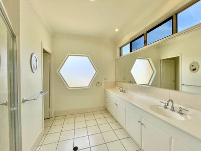 64 Cromdale Circuit, Kawungan