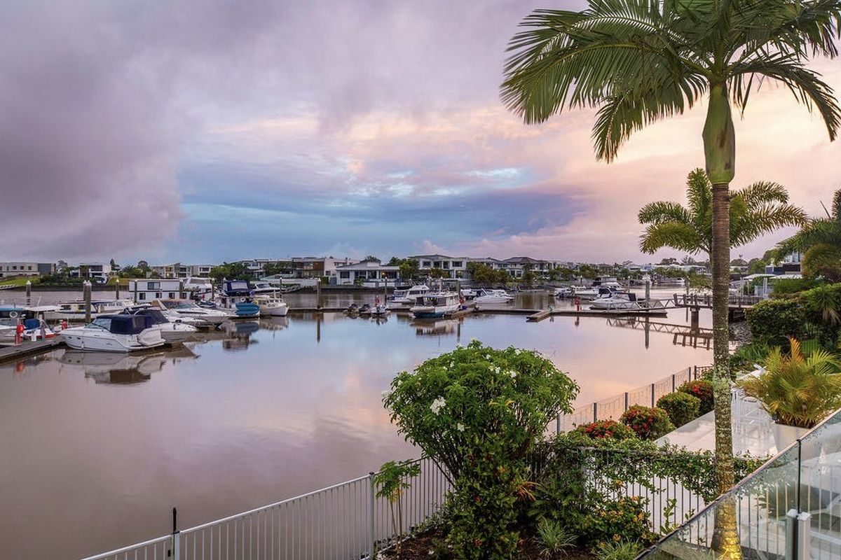 18 Onshore Place, Helensvale