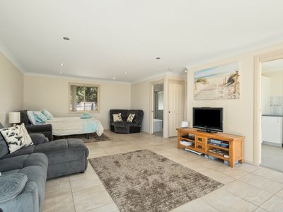 22 Sunset Strip, Manyana