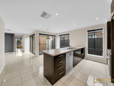 5 Lambertia Crescent, Manor Lakes