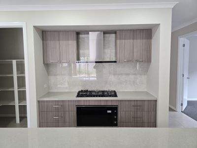 61 Sunlight Circuit, Lara