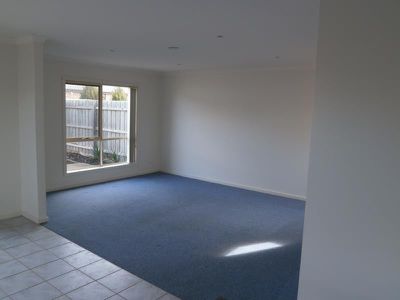 1 / 19 Cootamundra Court, Werribee