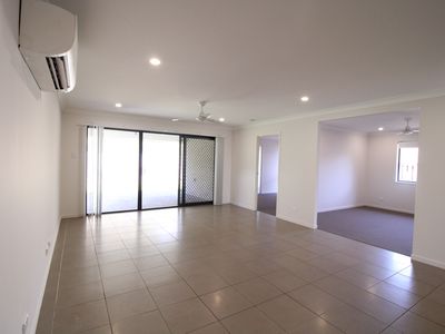 70 Mieka Crescent, Pimpama