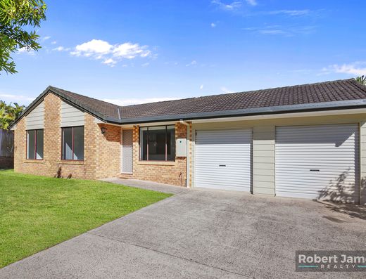 Bright and Breezy 3 Bed Home with Fruit image 1