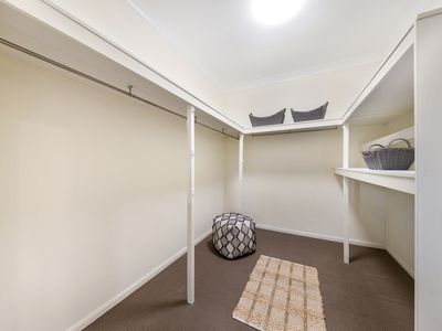 15 Blue Lake Court, Kirwan