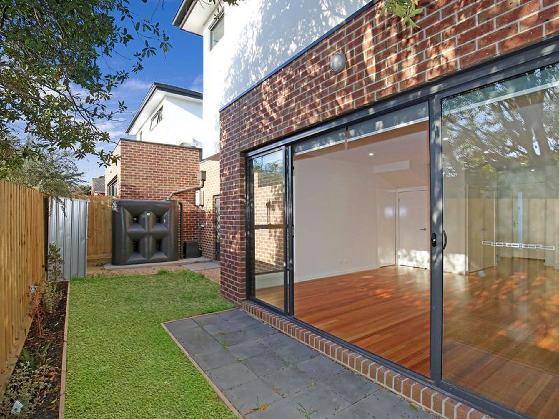 2/4 Dickens Avenue, Heidelberg Heights