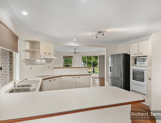 GENEROUS SIZE HOME - OPTIONS FOR DUAL LIVING image 11