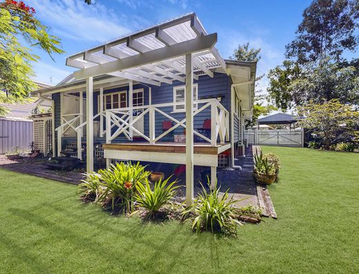 Charming Queenslander in Old Tewantin image 15