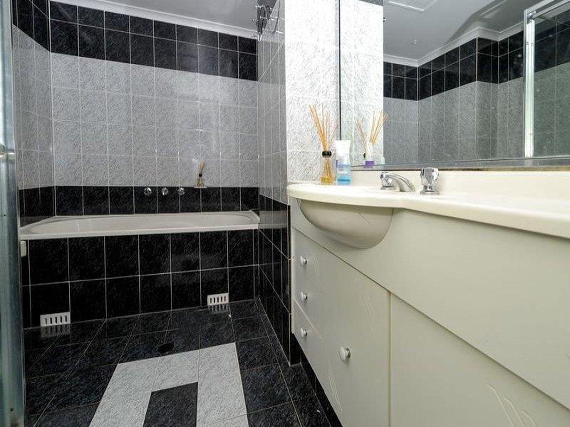 55 / 42 Harbourne , Kingsford