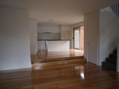 1 / 590 Waverley Road, Glen Waverley