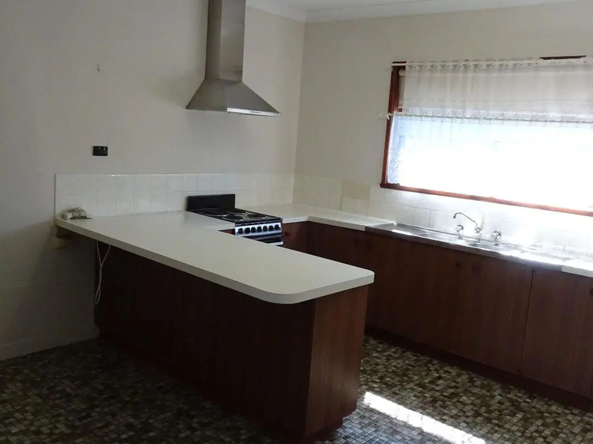 1 / 354 Woodstock Court, East Albury