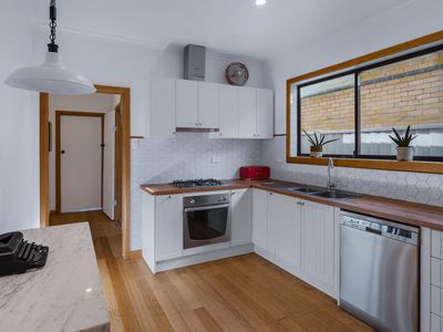 6 Compton Parade, Sunshine North