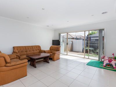 7 / 90A Ballan Road, Werribee