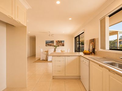 11 Ensenada Ct, Broadbeach Waters