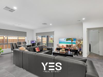 8 Ficus Way, Officer