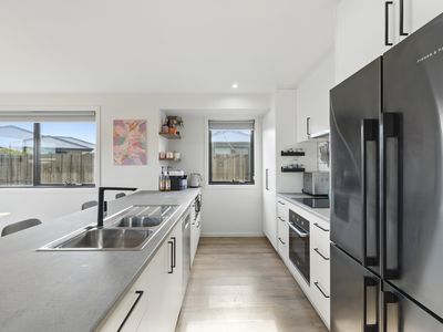 2 / 10 Curtain Court, Brighton