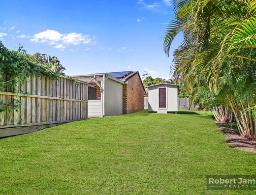 Bright and Breezy 3 Bed Home with Fruit image 12