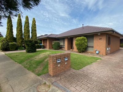 1 / 247 Greaves Street North, Werribee