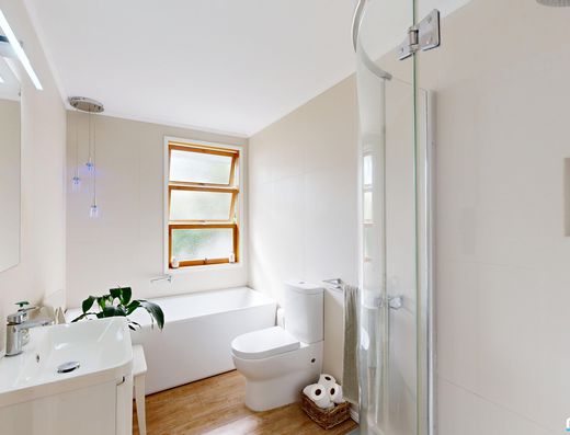 Renovated Queenslander - A Minute Walk to the Lake image 14
