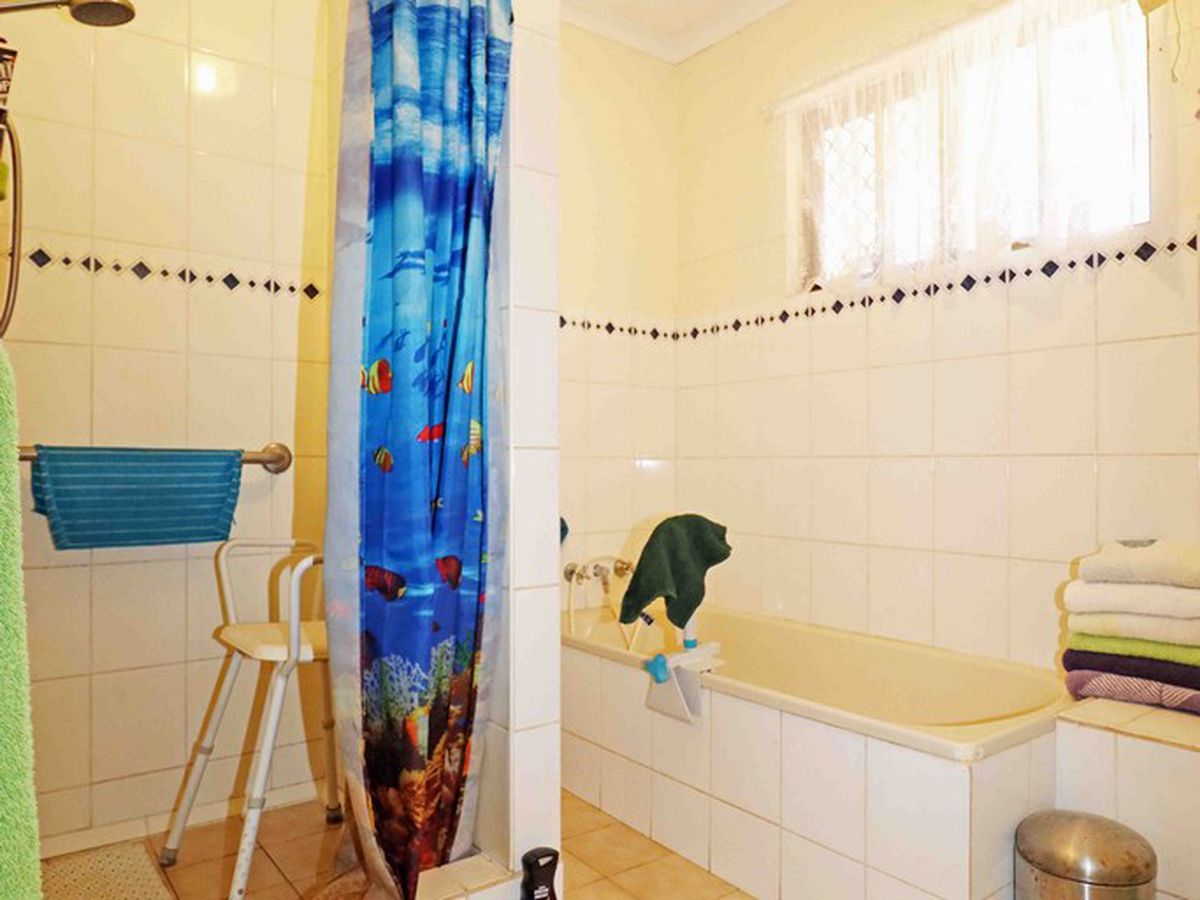 7 Centenary Drive, Atherton