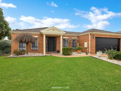2 Oak Post Place, Cranbourne East