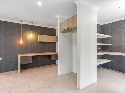 21 Manhattan Concourse, Hilbert