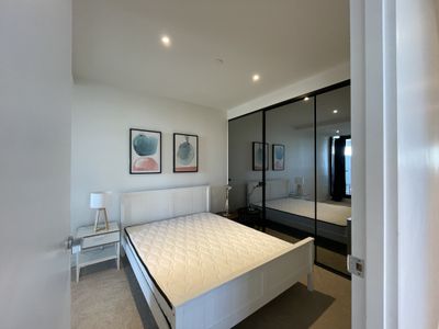 604 / 77 Queens Road, Melbourne
