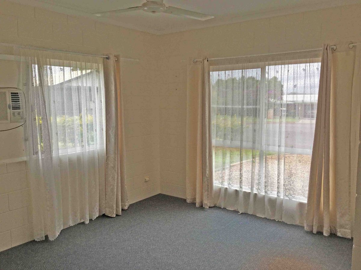 8 LARKIN CLOSE, Atherton