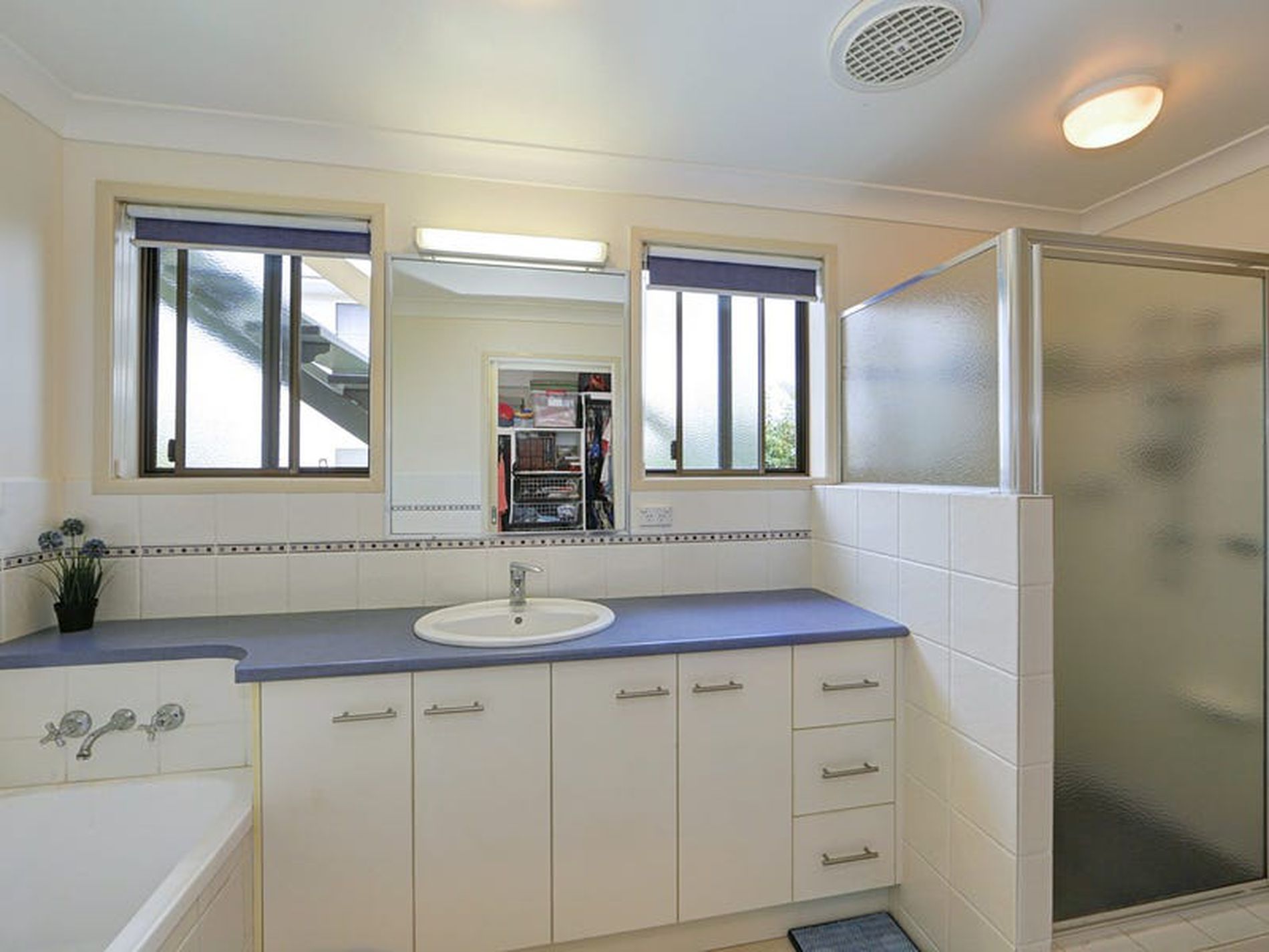 9 Fifth Avenue, Woodgate