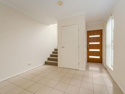 2 / 4 Locke Street, Southport