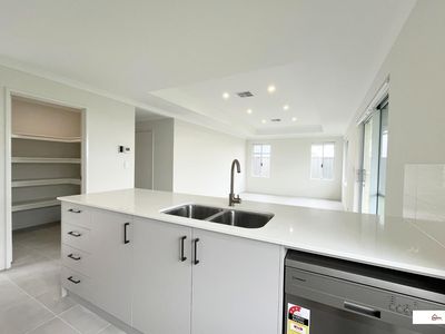 12 Oxley Street, Lakelands