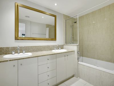 1603 / 2-10 Greenslopes Street, Cairns North