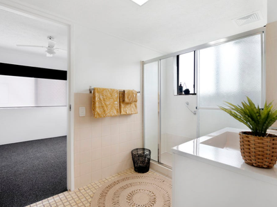2 / 7 Lather Street, Southport