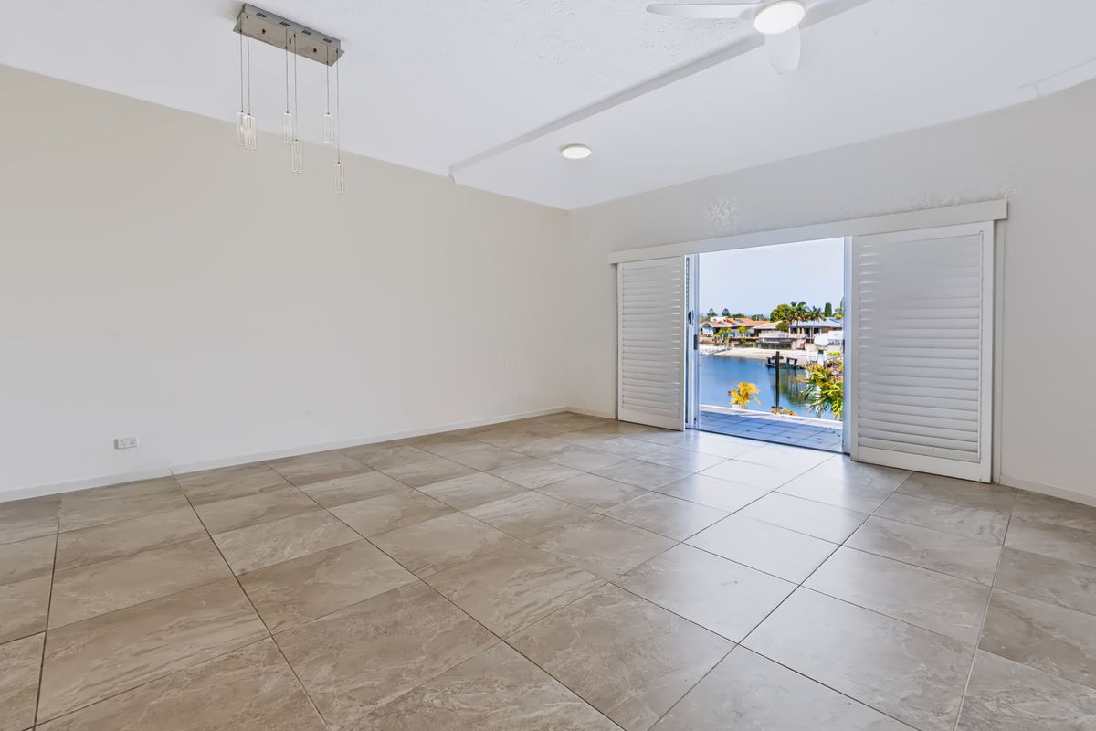 2 / 4 Orvieto Avenue, Mermaid Waters
