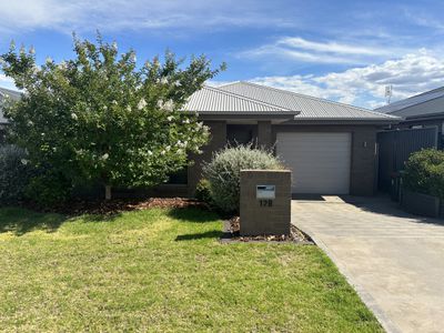 12B Mangrove Crescent, Dubbo