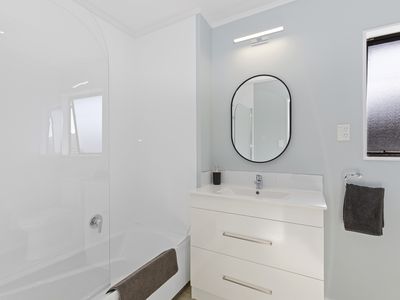 28 De Menech Grove, Avalon