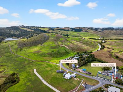 1514 Run Road, Tapora