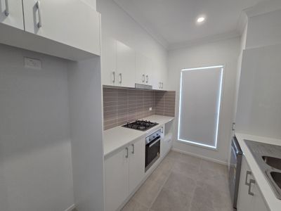 2/243 Settlers Boulevard, Chisholm