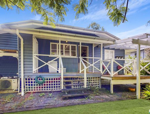 Charming Queenslander in Old Tewantin image 16